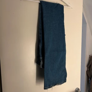 Mörkblå jeans - Skit snygga mörk blå lågsinnade jeans ifrån Guess. 💙😆LÅNGA i benen 