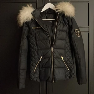 Rock and blue jacka  - Nästan ny vinterjacka, använd fåtal gånger. I nyskick 