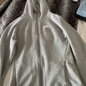 Nike tech huddie - Fin nike tech huddie nästan helt oanvänd och fin hör av dig om du vill ha fler bilder. köparen står för frakten ☺️