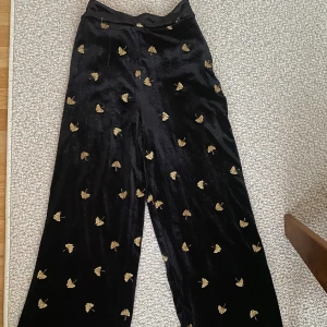 Sammetsbyxor - Superfina och sköna sammetsbyxor från & Other Stories som inte kommer till användning. Nästan hellånga i benen.