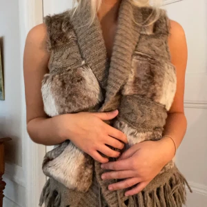 Pälsväst - Säljer denna as gulliga pålsväst i storlek  M/L för 300kr plus frakt! Bra skick! 