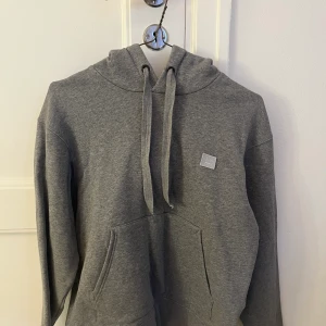 Acne hoodie  - Säljer denna acne hoodien i storlek XS!! Väldigt bra skick trots användning❤️inga defekter! Nypris: 3200!! 