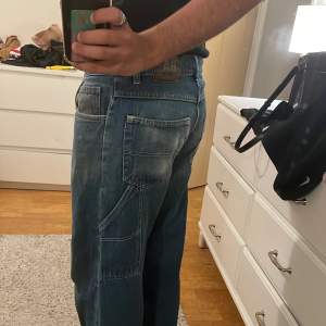Liknande carhartt jeans med lite problem vid gylfen men går o fixas med att dra upp hårt, annars as fetta, passar baggy och sköna