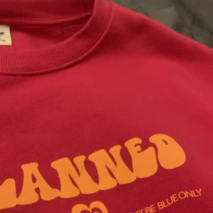 Sweatshirt 💕 - Jättefin pull&bear sweatshirt,säljer pga att den inte riktigt är min stil länge 💞 Använt typ 2 gånger så där av inga fläckar eller noppror köpte för runt 350kr💞 Kontakta vid intresse,köparen står för frakt 39kr💕💕