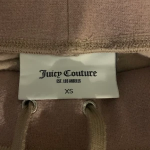 juicy couture byxor - Jätte snygga, bra skick. Skriv till mig vid fler frågor 💘💘 lite smuts längst ner men inget man tänker på ❤️