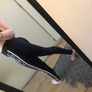Svarta träningstights  - Super fina svarta träningstights som det står work out på sidorna. Använd några gånger men inget som syns syns. Det är en ficka bak över rumpan som det brukar vara på träningstights. Det är xs på dem men skulle kunna passa S då de är töjbara. 