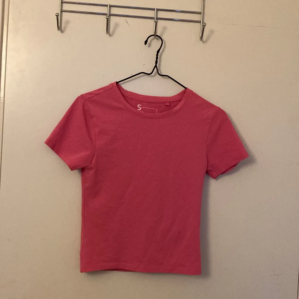 Säljer denna crop toppen för 35kr Använd ca 3-5 gånger men är i bra skick💕. T-shirts.