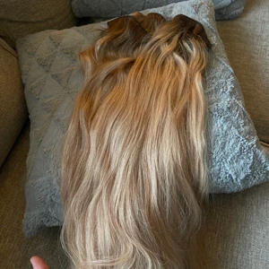 Löshår - Löshår från rapunzel 9 delar clip on  Cirka 45 cm långt Använt men har bytt hårfärg så det går att användas mer, därav jag säljer det