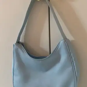 Såå fin ljusblå väska från monki💙💜helt oanvänd!