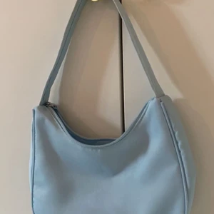 Väska - Såå fin ljusblå väska från monki💙💜helt oanvänd!