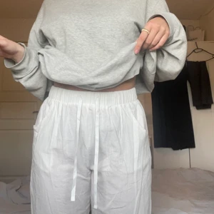 Vita linnebyxor  - Jättefina vita linnebyxor med fickor. Säljer pga för korta för mig, är 1,70. Aldrig använda. Lite genomskinliga så rekommenderar ljusa underkläder.