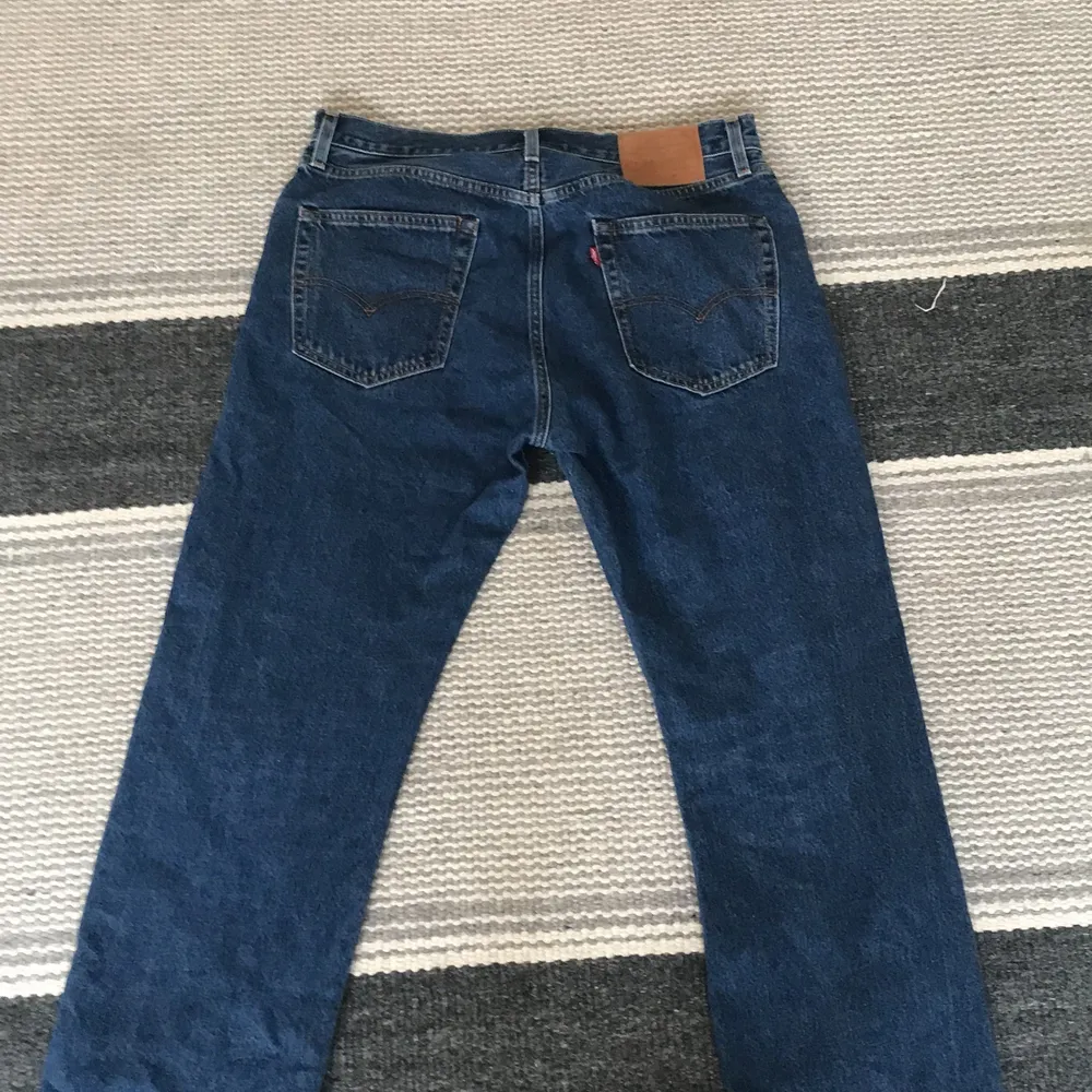 Ett par supersnygga levis 551 mörblå🙌🏻🙌🏻 straight fit. Perfekt skick🤩🤩 size 34/34. Jeans & Byxor.