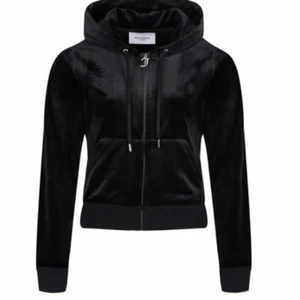 Juicy couture zip up - Svart Juicy couture zip up hoodie som endast har använts en gång. Originalpris ca 1000kr.