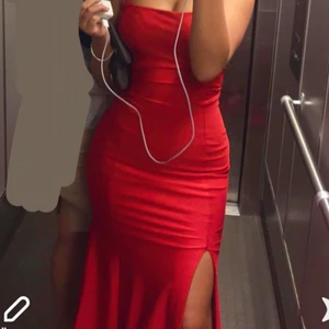 Balklänning  - Använt 1 gång är som ny original pris 4000kr. Skriv för mer info