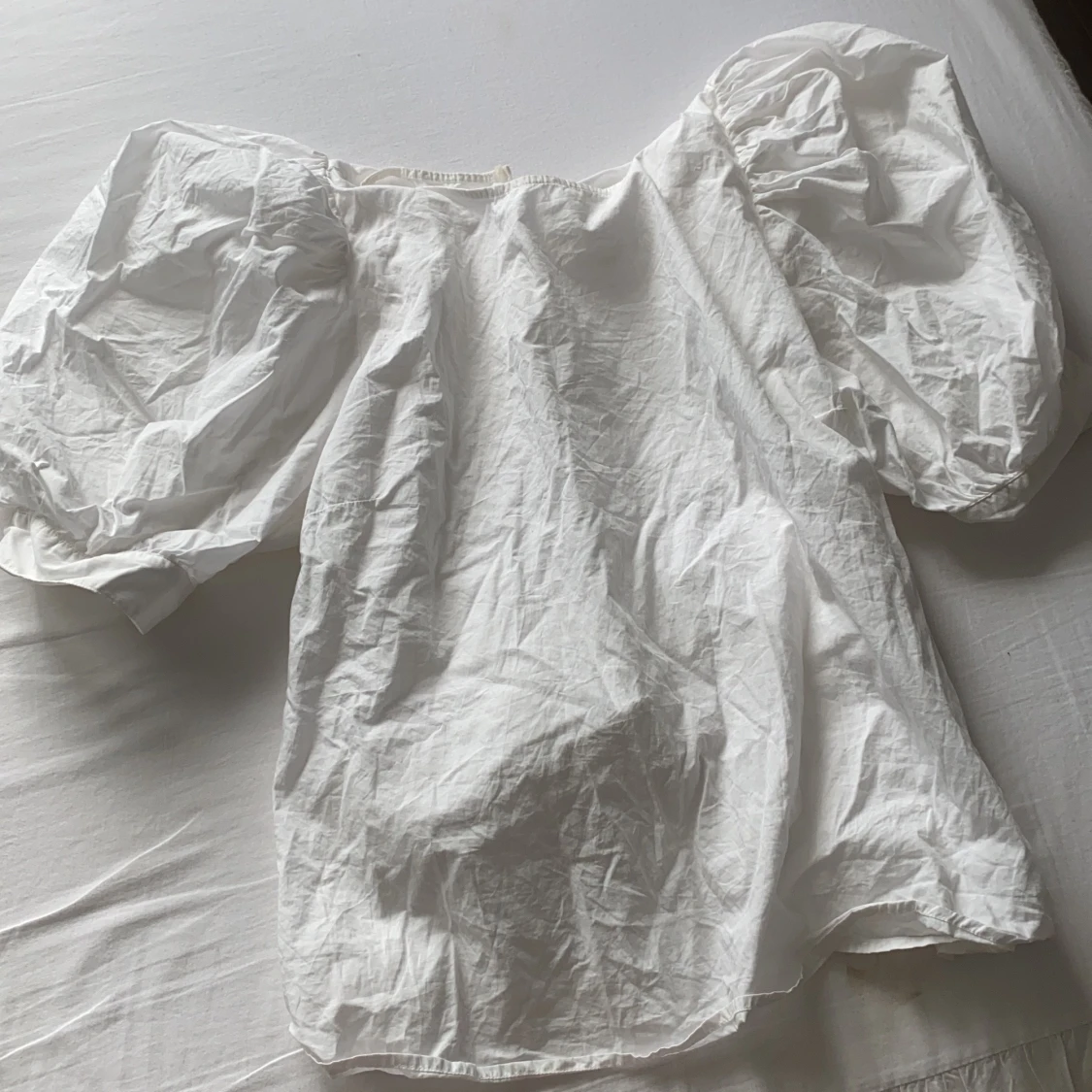 Vit topp/blus  med puffärm 