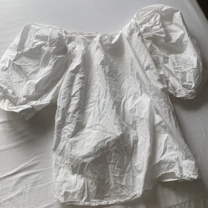 Vit topp/blus  med puffärm  - En jättefin blus med puffärm. Jättefin att ha till sommaren! Använd max 3 gånger (nyskick). 