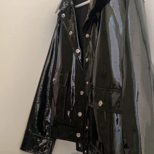 Jättefin jacka❣️ - Säljer denna slutsålda jackan från ginatricot.💓🫶🏼 Den passar jättebra till fest, eller till lite mer uppklädda tillfällen! nypris 450kr, Mitt pris 50kr + frakt!🙌🏼💗