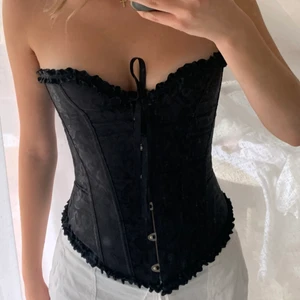 Svart corset - Svart corset med fina detaljer!🖤 ny skick och aldrig använd