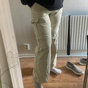 Cargopants  - Cargopants i herrstorlek från Kappahl- kan även bli shorts. Säljes då ja inte är ett fan av passformen på mig