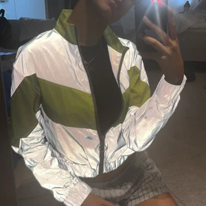 ”Rave” jacka - Säljer denna croppade jackan. Använt ett par gånger på rave när jag var yngre. Drar helt klart till mycket uppmärksamhet så om du inte gillar det kör inte på denna jacka. Väldigt coolt på bilder eller så fort ljus kommer i kontakt med den. Skriv vid frågo