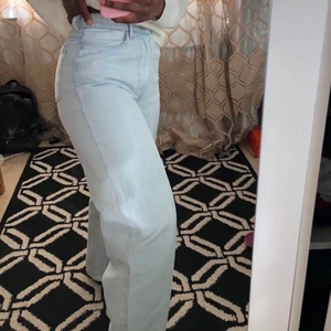 Jeans - Använd ett fåtal gånger. Storlek XS men skulle även nog passa S. slutsåld  TRYCK INTE PÅ KÖP NU! kontakta mig först!! Betalning via Swish