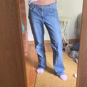 Snygga och trendiga lågmidjade jeans.. Perfekt längd över ett par skor! 