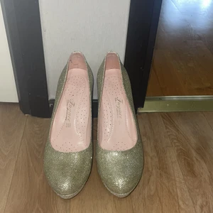 39 - Klackar storlek 39 för 80kr. Har använts två gånger.