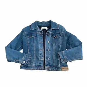 Moschino 90’s vintage dam jeans jacka 💙  Pris: 799kr  Stl: 40/M/L Bredd 44cm Längd 55cm  Kontakta mig för mer info 😀