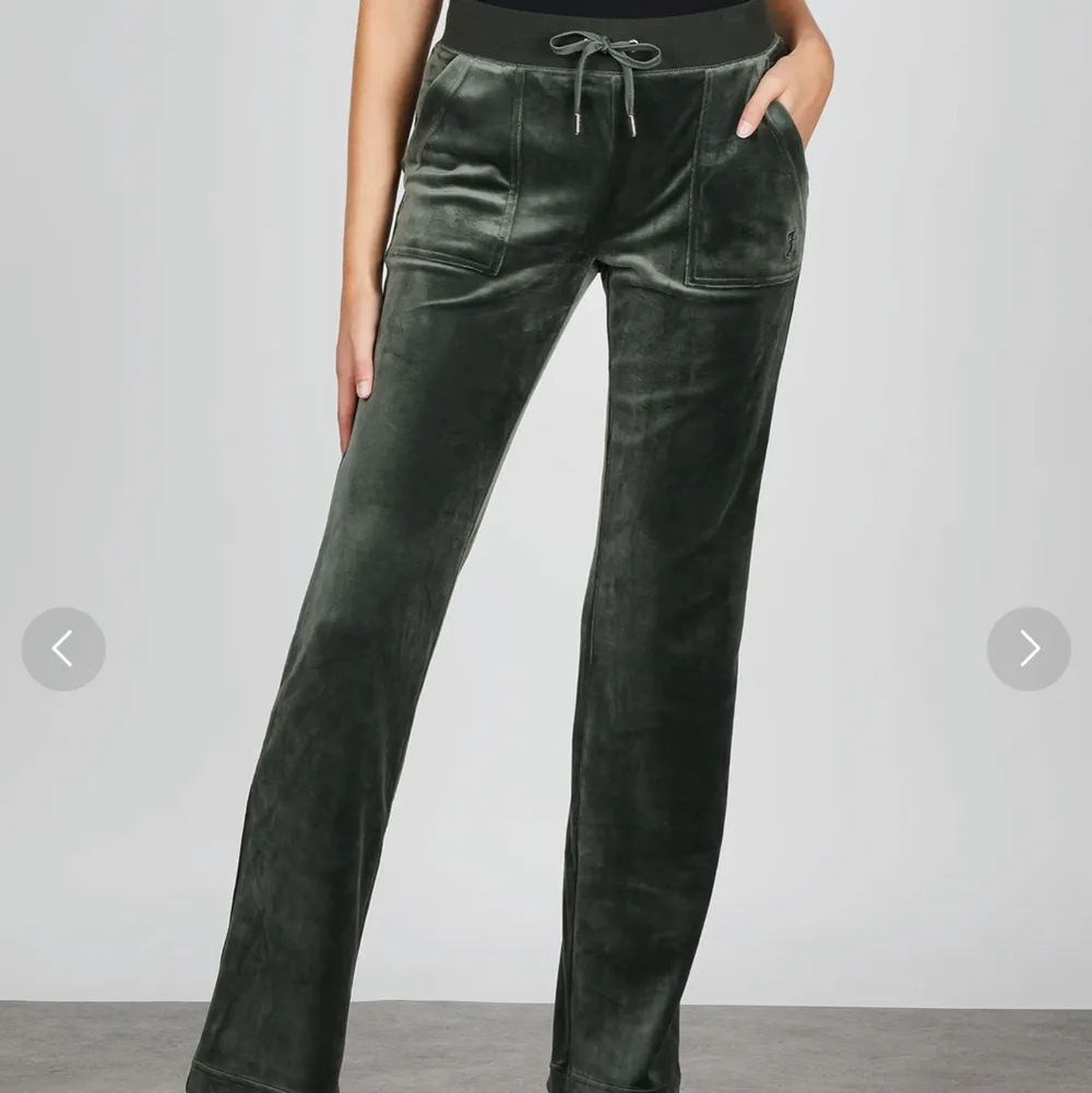 Säljer min mörkgröna juicybyxor i storlek XS, perfekta på mig som är 170!❤️‍🔥. Jeans & Byxor.