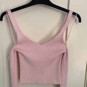 Slutsåld topp från Zara - Säljer denna trendiga toppen från Zara, då den tyvärr inte kommit till användning. Den är alltså helt oandvänd. Finns inte att köpa längre. Ljusrosa, lite svårt att se på första bilden. Den har även hål för tummarna, vilket visas på bild nr 3.💗