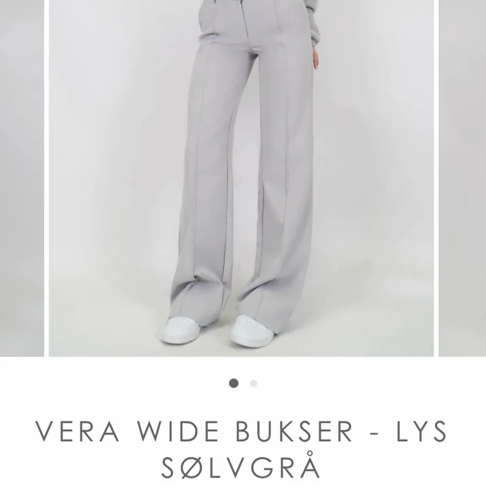 Säljer dessa kostymbyxor från venderbys! De är limited edition och heter kold grå, och säljs inte längre. De medt lika jag hittade var de på första bilden. De är lika de men lite mörkare skulle jag säga. Finst skick, men billigare pris pga lite noppriga💞. Jeans & Byxor.