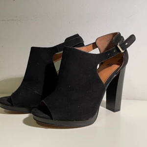 Svarta klackar / sandaletter - Svarta klackar/ sandaletter 🖤 använda endast några gånger 🖤 storlek 37 