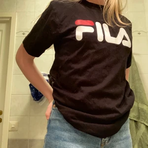FILA svart t-shirt  - Street style som passar vem som helst. Texturen är absolut inte förstörd. Andvänts 2-3 gånger<3