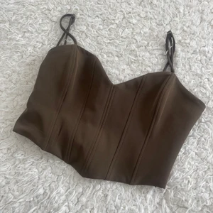 Korsett topp  - Korsett topp från Zara. Storlek M kan även passa mindre. Justerbara axelband. Använd vid ett tillfälle. Frakt 51kr  Färgen är brun grön