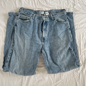 calvin klein  - Calvin klein jeans med mindre fläck på benen 