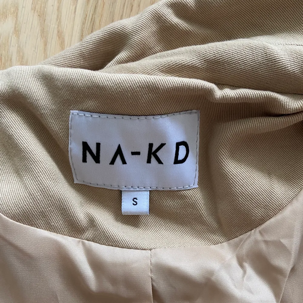 Lång kappa från NA-KD. Knappt använt, så inga tecken på användning finns. . Jackor.