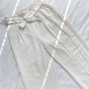 Vita Kostymbyxor  - Fina kostymbyxor i bra skick. Storlek S.