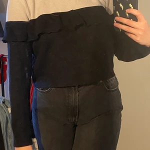 Tröja från zara - Denna tröja är från zara. Den är både svar och vit och har en fin liten volang. Tröjan är lite kort men väldigt fin❤️ hör av dig vid intresse eller frågor❤️ frakt på 59kr kommer att tillkomma❤️