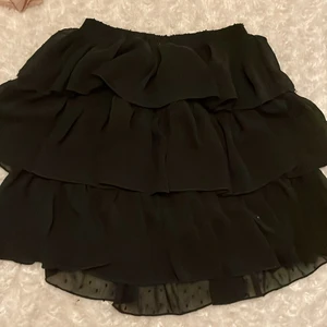 Svart kjol  - Söt svart kjol med spets och något form av prickigt mönster, se bild💕