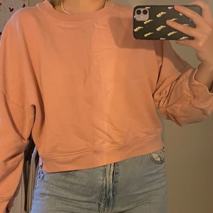Rosa kroppad sweatshirt  - Säljer denna fina rosa tröja från Lindex. Tröjan är kroppad och har dragkedja på sidan utav tröjan. Hör av dig vid intresse eller frågor😊 frakten på 59kr kommer att tillkomma❤️ betalning via Swish. 