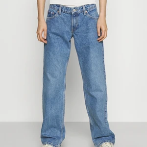 Weekday arrow low - Säljer nu mina älskade arrow low weekday jeans för att det dessvärre inte passar mig längre. Jeansen är helt slutsålda på hemsidan och orginal priset är 500kr! Inga defekter och har bara andvänds cirka 5 gånger så dom är i nyskick.💕🌟💕⭐️