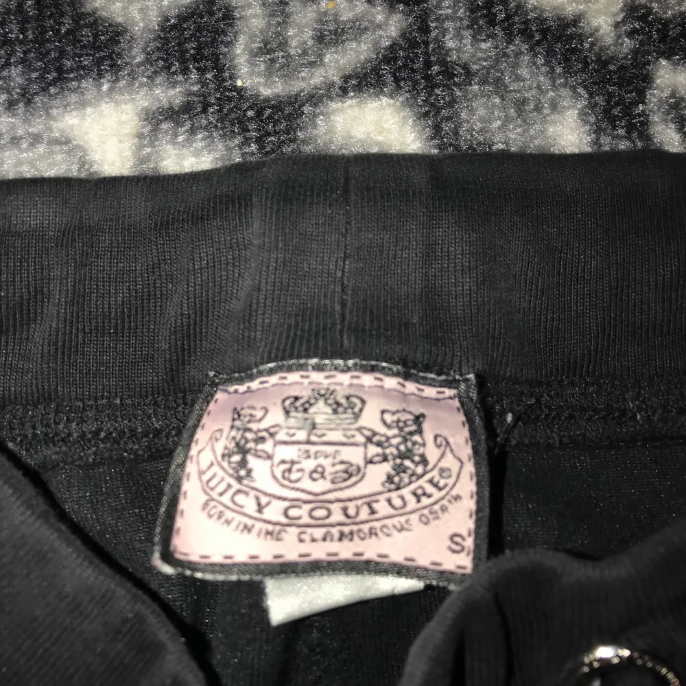 Juicy Couture Byxor från 2000s talet. Storlek S och passar på mig som är 1,65. Passar säkert även någon under 1,65. Men troligen inte över 1,68. Säljer dessa byxor pga att den börjar bli för små i längden då jag har väldigt långa ben😅. Jeans & Byxor.