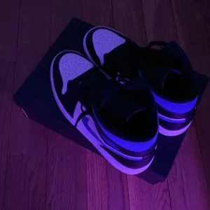 Jordan 1 - Säljer mina Jordan 1 pga att jag inte använder dom någon mer. Pris kan diskuteras vid snabba köp. Ifall du har frågor eller vill ha fler bilder så är det bara att skriva privat. Låda följer med.