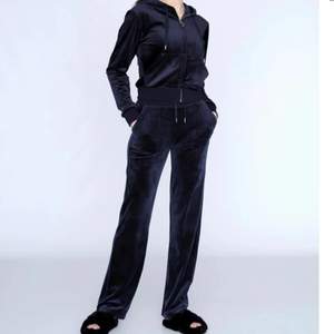 💕MÖRKBLÅ JUICY💕 säljer mörkblåa juicy couture byxor i storlek S. Mjukisarna är i mycket bra skick och ej så använda. Skriv privat för fler eller specifika bilder💗💗 (nypris 1000kr). Köp direkt för 800kr (möta upp)