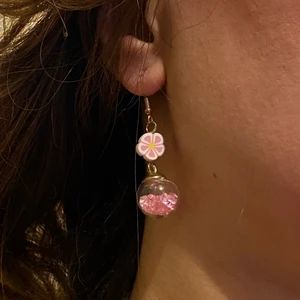 Baby rosa Blom-örhänge 🌸 -  Handmade with lots of love <3 Om du är interessed efter fler bilder kan du gärna skriva inne på DM 💗