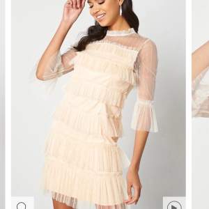 Säljer denna jättefina klänning från Vila! Lappen kvar aldrig använd!!❤️❤️