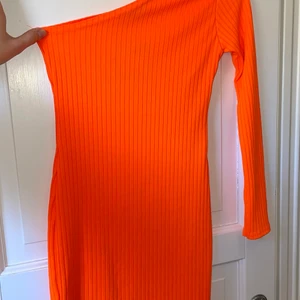 Orange neon klänning Parisian  - Helt ny orange klänning med off shoulder. Från Parisian. Storlek XS/S, size 8 