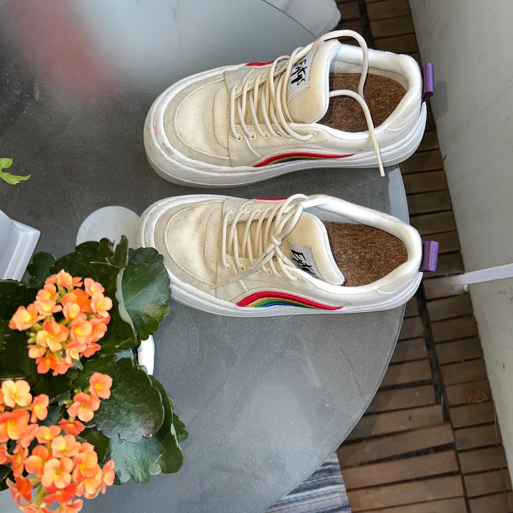 Eytys sonic canvas ecru sneakers  Nypris 2000kr  Storlek 37  Bra skick, endast lite smuts som syns på bilderna (vid köp rengörs det så bra det går)   Skriv för fler frågor/bilder✨. Skor.