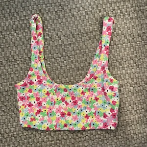Söt topp! - Jättesöt kort topp från zara! Använt en gång:) Köparen står för frakt och hör av dig om du vill h fler bilder!🌸🥰