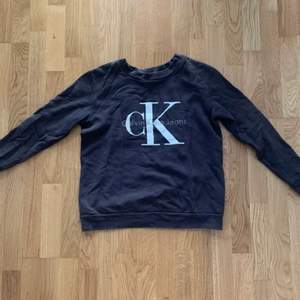 Säljer min Calvin Klein tröja/sweatshirt som är köpt i USA💕 Tröjan är i XS men passar även storlek S🥰
